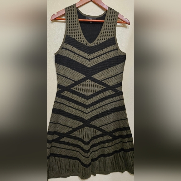 Elegant Olive and Black Chevron Knit Dress - Picture 4 of 8